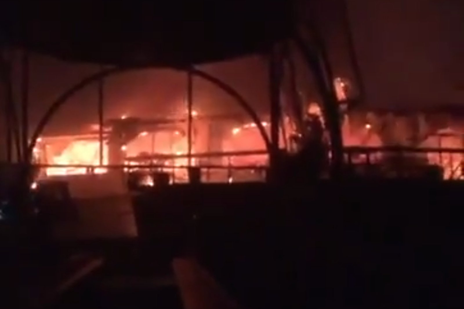 Al menos 23 muertos tras incendio en un club nocturno de India