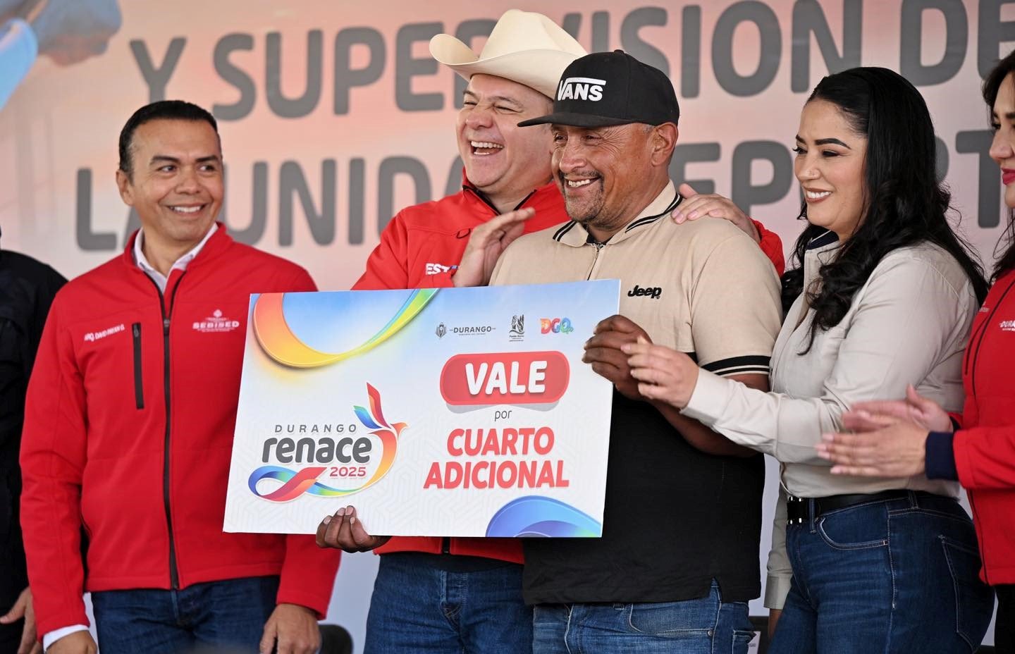 Esteban Villegas impulsa vivienda digna en El Salto con más de 300 apoyos que transforman hogares y familias