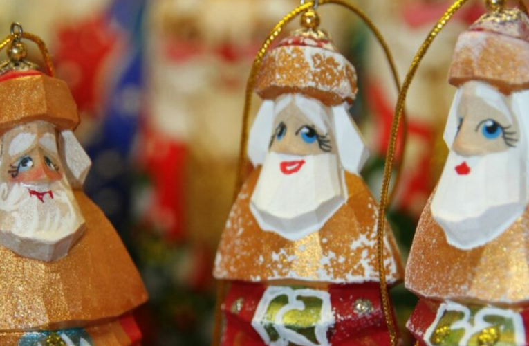 La Biblia describe que tres sabios de Oriente, conocidos como Reyes Magos, siguieron la estrella de Belén para llegar con el niño Dios y adorarlo