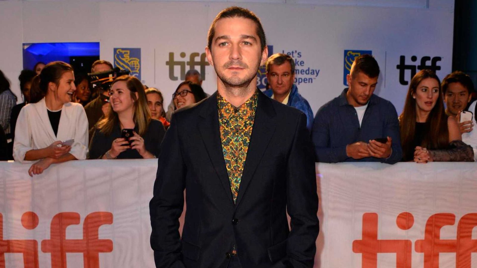 Shia LaBeouf es acusado de agresión durante el Mardi Gras en Nueva Orleans