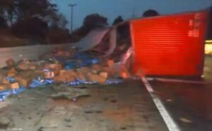 Volcadura de tráiler colapsa la circulación vial sobre la México-Cuernavaca