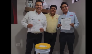 Arturo Yáñez firma convenio para acercar pintura subsidiada a familias de Durango