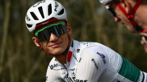 Alejandro Moreno reconoce a Isaac del Toro por su histórica actuación en el Tour de France